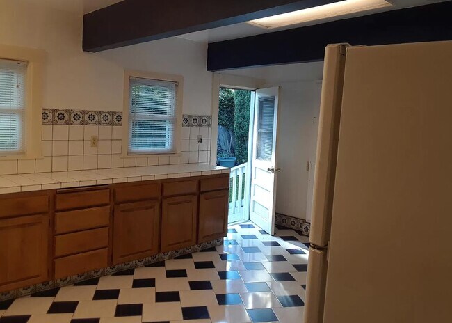 Building Photo - 272 Mountain View Ave