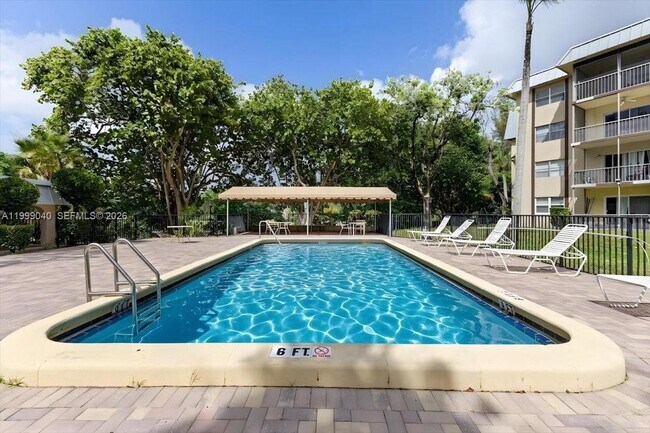 Foto del edificio - 6001 N Falls Cir Dr