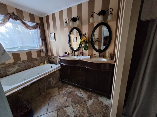 Building Photo - 2075 College Green Dr