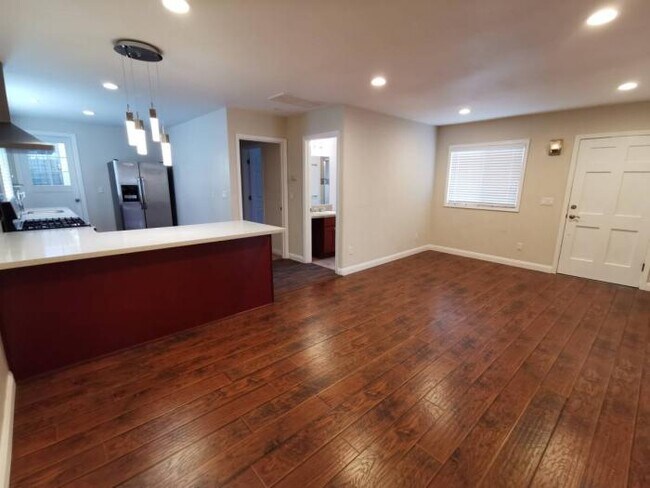 Building Photo - 3 bedroom in Oakland CA 94606