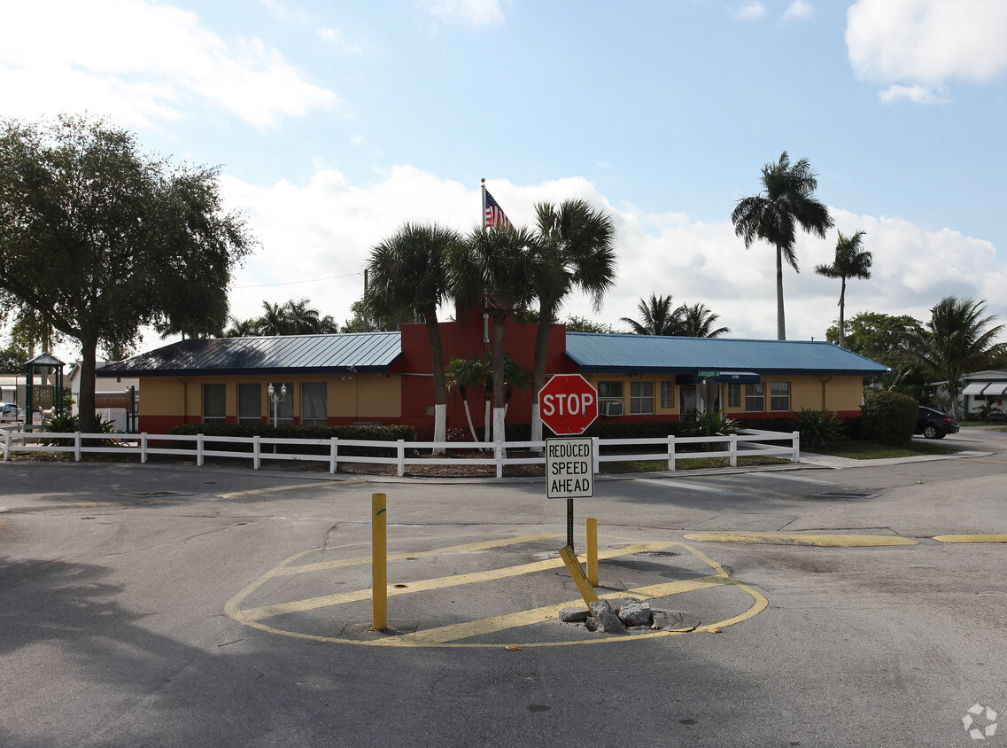 Building Photo - Lakeside Of The Palm Beaches