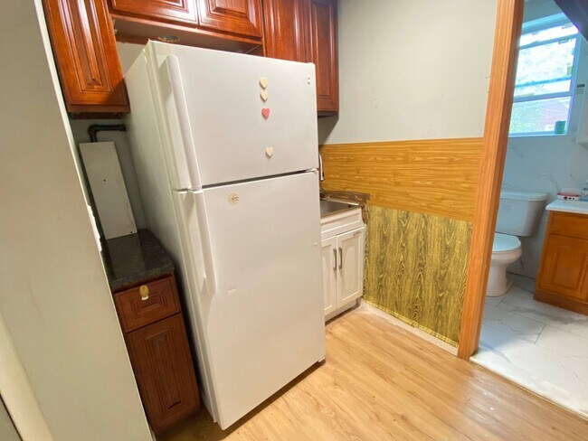 Building Photo - 633 Van Nest Ave