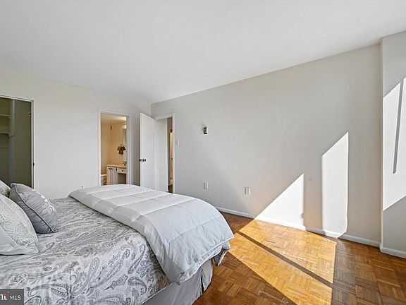 Foto principal - Spacious, light-filled 2 BR, 2 Ba corner u...