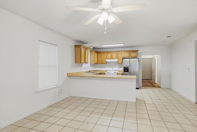 Building Photo - 519 W 6th Ave