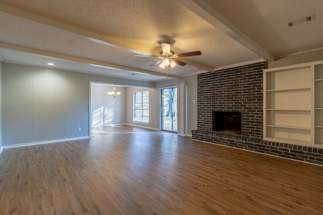 Building Photo - ** Move-In Special ** Beautiful 3 Bed 2 Ba...