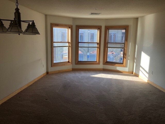 Comedor/Sala de estar - 7616 Harwood Ave