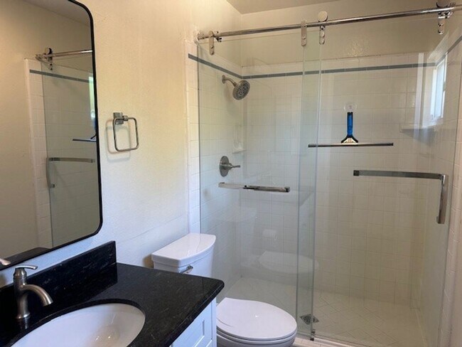 Foto del edificio - Beautifully Remodeled 2-Story Home in Exce...