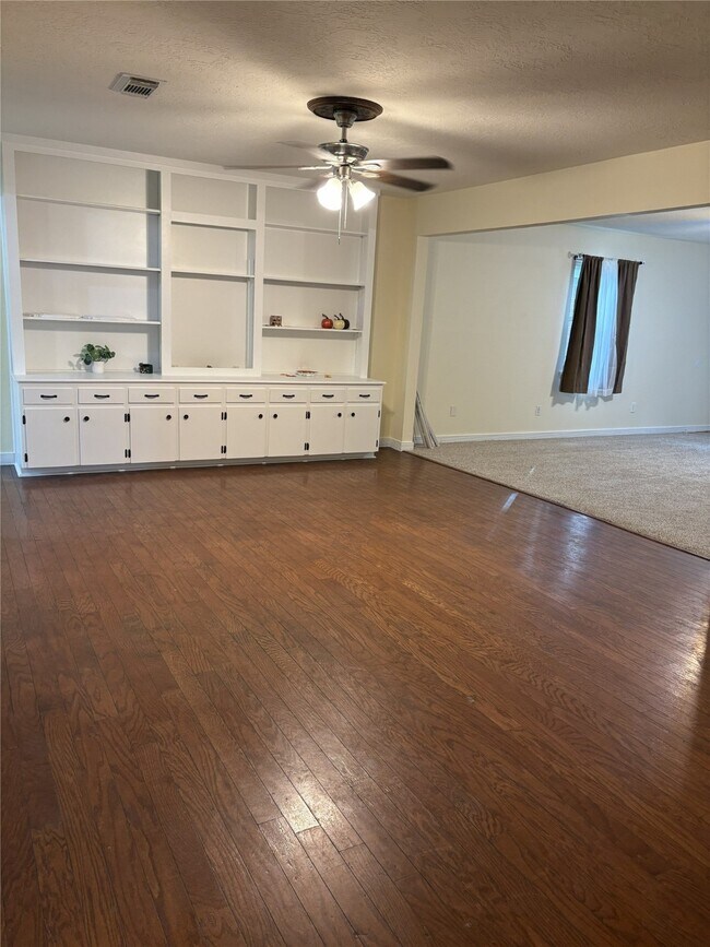 Building Photo - 115 N Shirley St