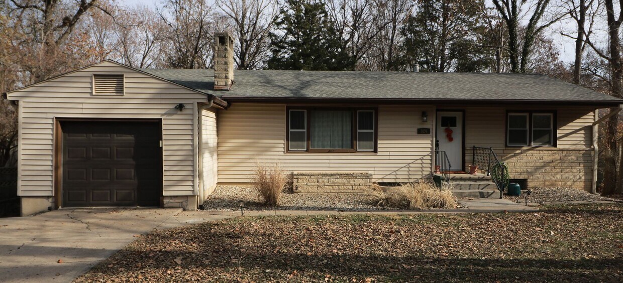 Primary Photo - Amazing 4 bedroom 2 bathroom home located ...