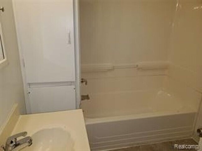Foto del edificio - Cut 3 bedroom bungalow W/ appliances inclu...