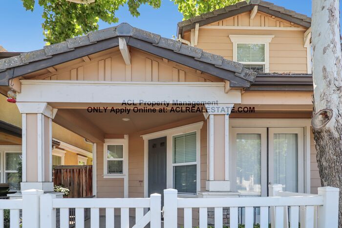 Foto principal - Spacious 3-Bed, 2.5-Bath Home in Prime Bre...