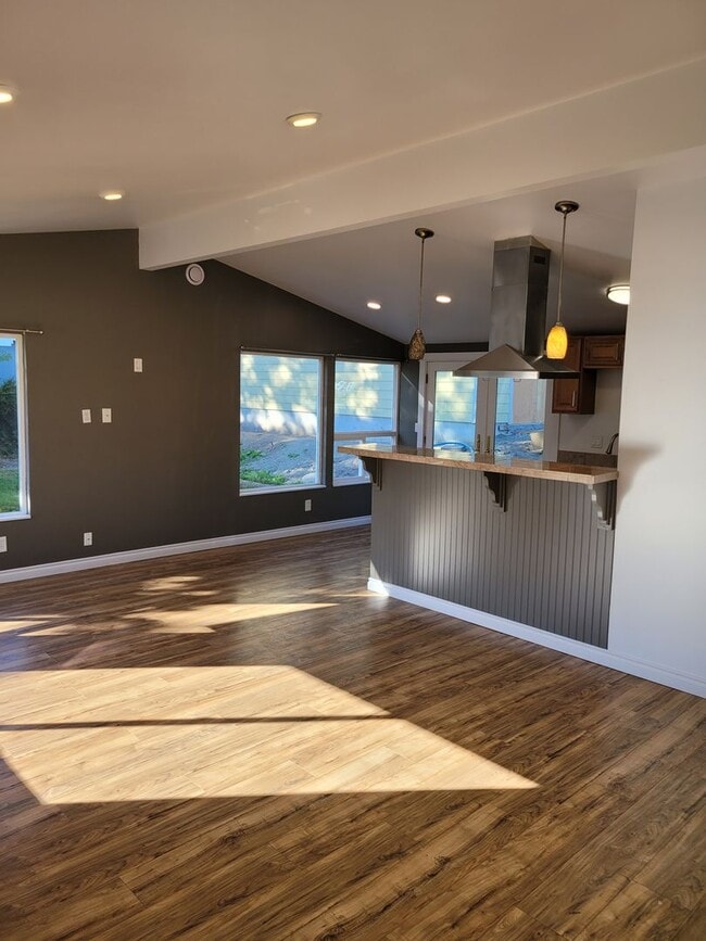 Building Photo - Suquamish Single level Updated with a stor...
