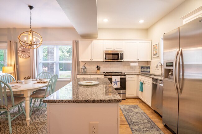 Foto del edificio - OFF-SEASON FURNISHED MONTHLY RENTAL STARTI...