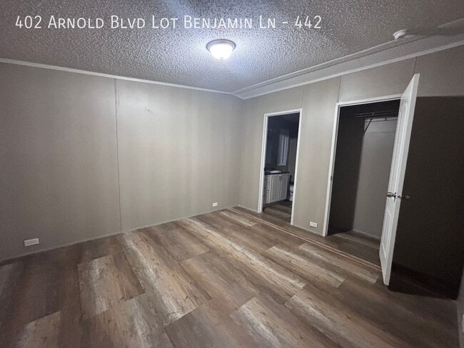 Foto del edificio - 402 Arnold Blvd