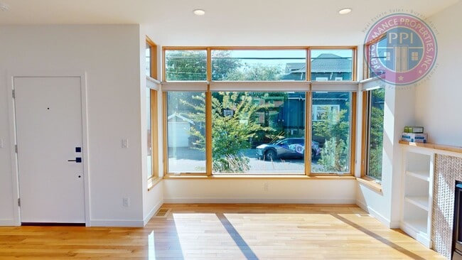 Building Photo - Modern Townhome In SE  Floor to Ceiling Wi...