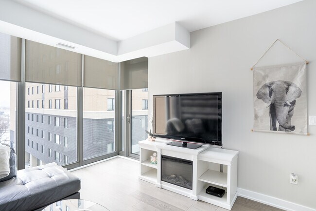 Building Photo - 111 Champagne Av S