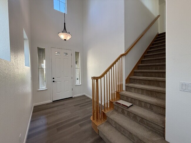 Foto del edificio - 3 Bedroom 3 Bath Beauty in West Sacramento!