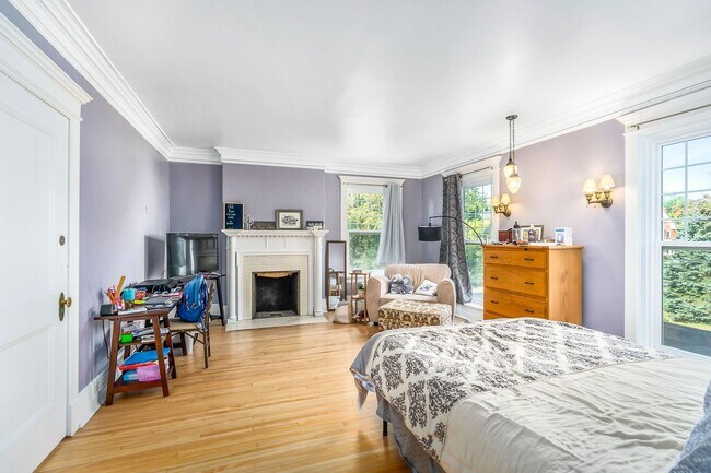 Foto del edificio - Beautiful 4 Bedroom/2 Bathroom Second Floor Apartment in East Duluth Mansion with Utilities Inclu...
