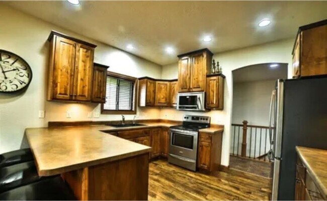 Building Photo - 105 S Country Club Ave