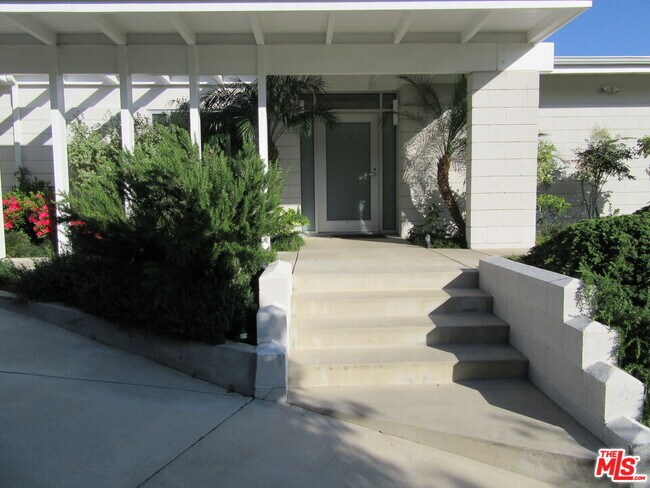 Foto del edificio - 1210 N Kenter Ave