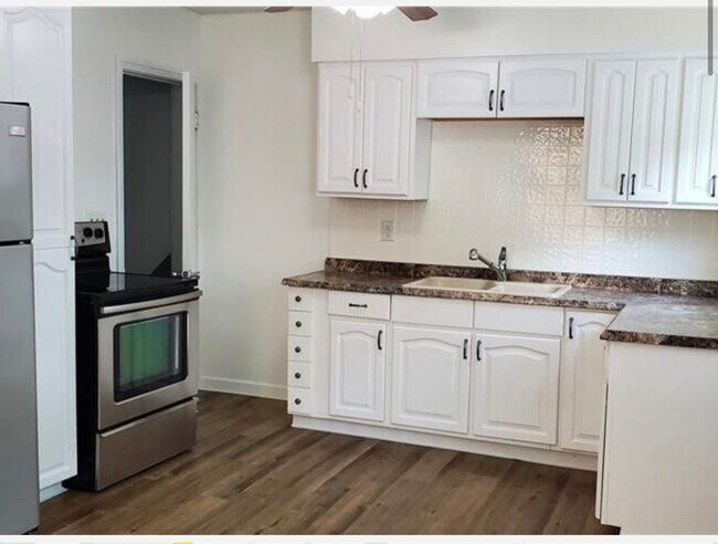 Building Photo - 1184 Sunset Dr