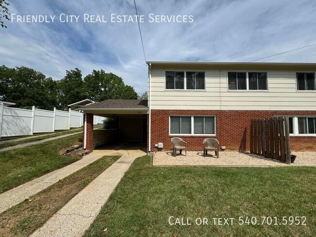 Building Photo - Location, Location, Location! Downstairs o...