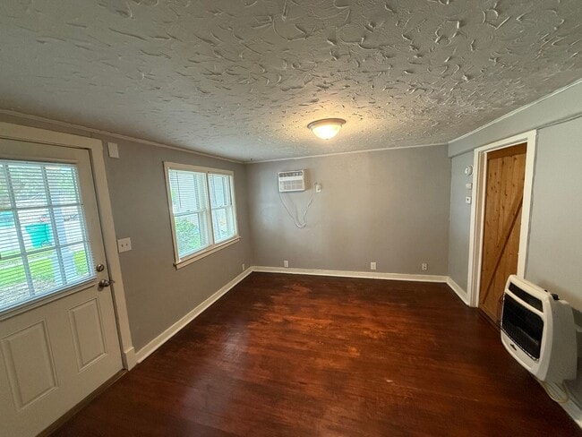 Building Photo - Newly Renovated 2 Bed / 1 Bath Grandview Home with Hardwood Floors & Deck