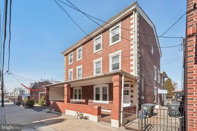 Building Photo - 309 W Elm St