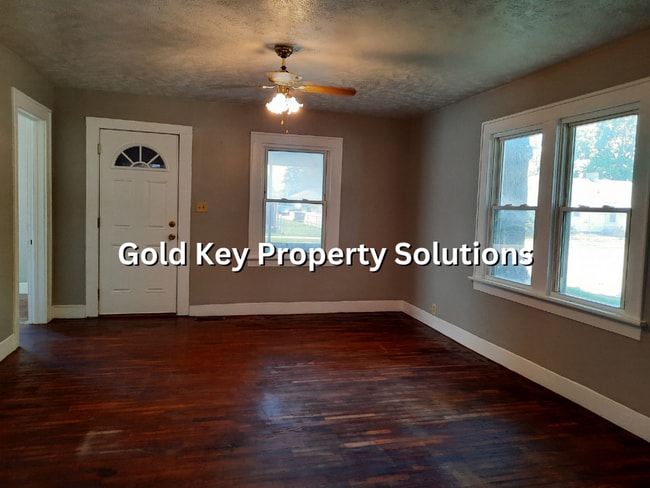 Building Photo - Freshly Painted 2 BR 1 BA House with Dinin...