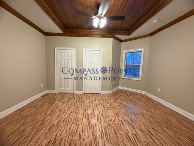 Building Photo - Spacious 1 bedroom HOUSE, FIRST MONTH RENT FREE!!!