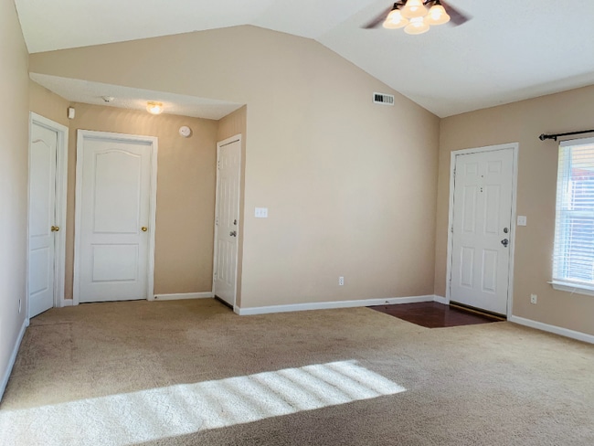 Building Photo - 218 Maddux Ct