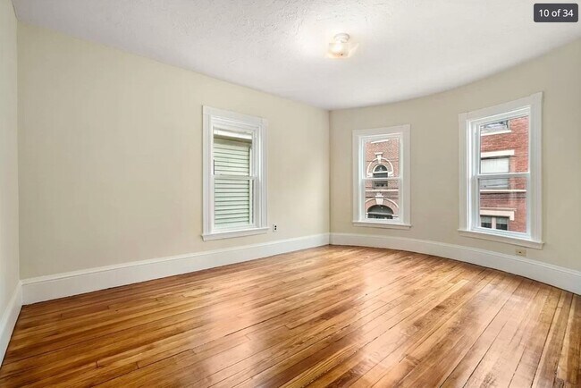 Building Photo - 4 bed 2 Bath available 8/1