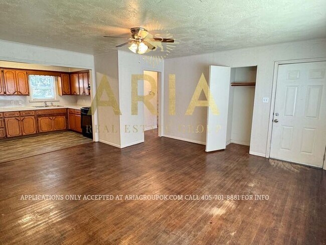Foto del edificio - LOCATION! LOCATION! LOCATION! Charming 2 B...
