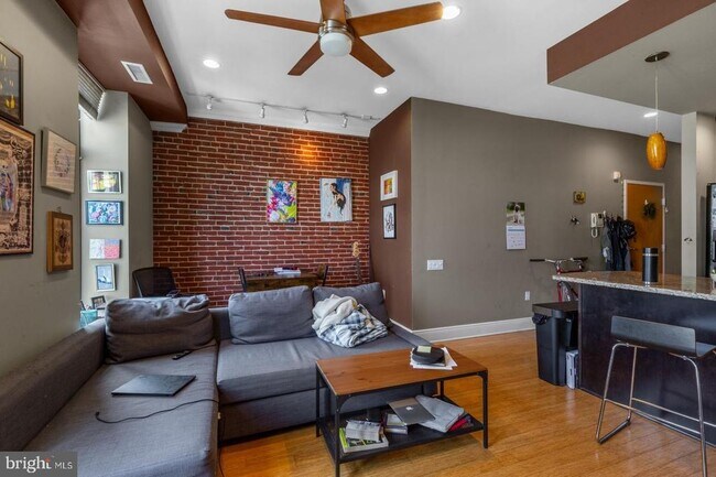 Foto del edificio - 530 W Girard Ave