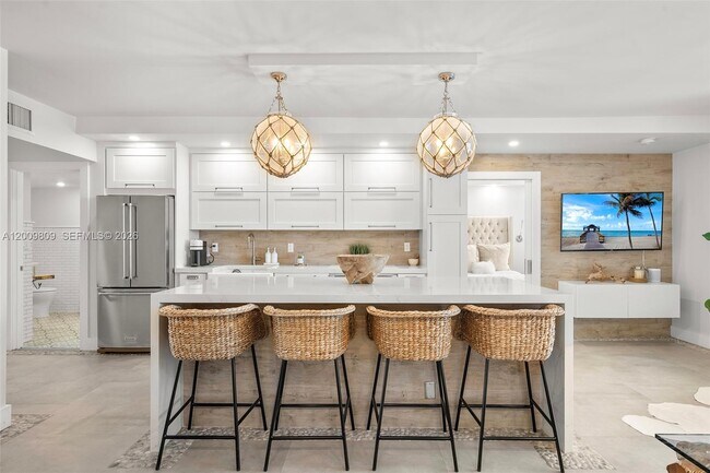 Building Photo - 2301 Collins Ave