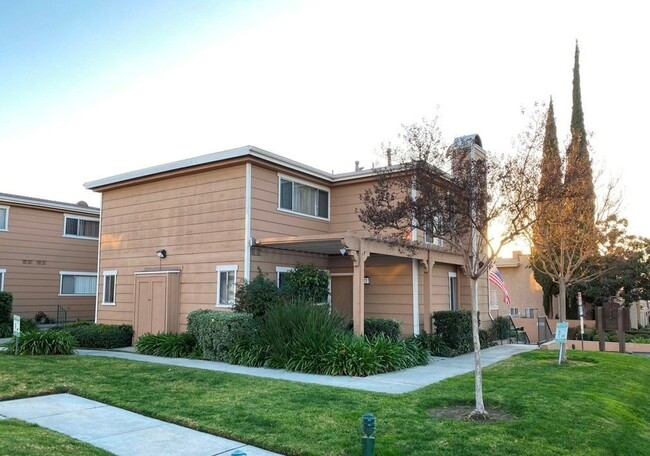 Building Photo - 2bd 1.5 bath Condo