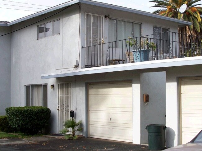 Building Photo - 328-338 La Paloma St