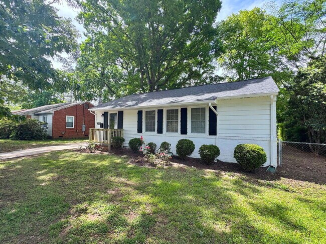 Building Photo - Well Maintained Home Minutes from Downtown Raleigh!