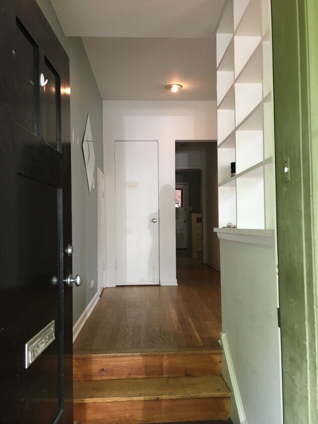 Entry - 2754 N Kenmore Ave