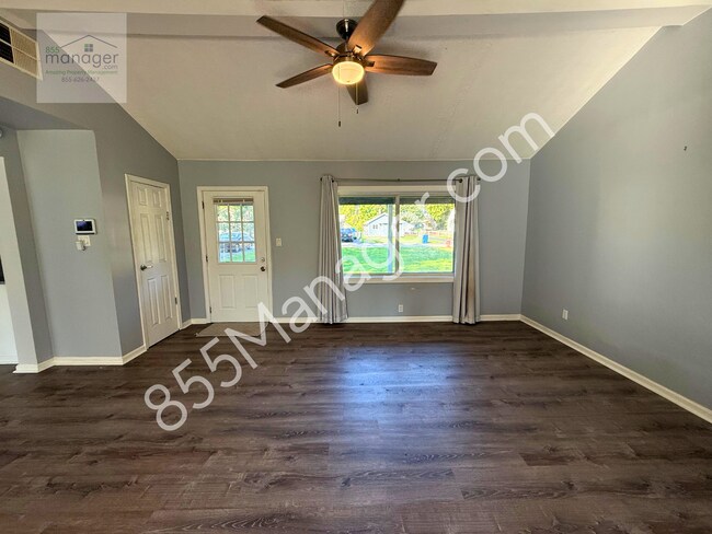 Foto del edificio - Updated 4-Bedroom with Primary Suite & Fen...