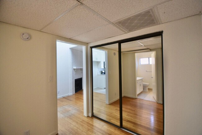 Building Photo - 11045