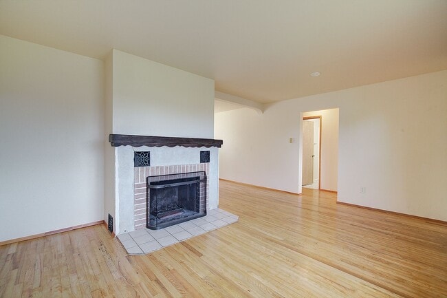 Building Photo - 2Bd/1Ba Everett House