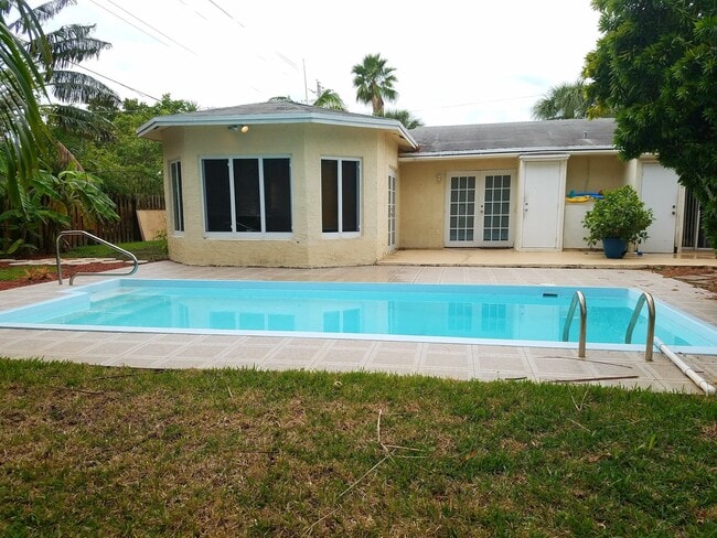 Building Photo - 4500 NE 15th Ave