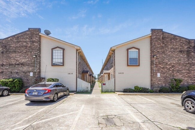 Foto del edificio - 1635 Newport Pl