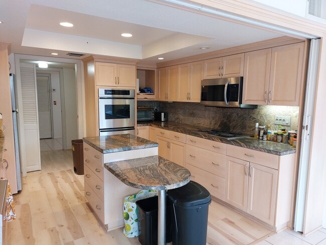 Building Photo - 2420 Torrey Pines Rd