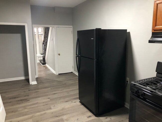 Building Photo - 3 Bedroom Home Available Now