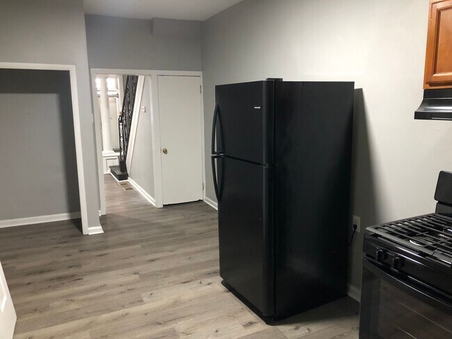 Foto del edificio - 3 Bedroom Home Available Now