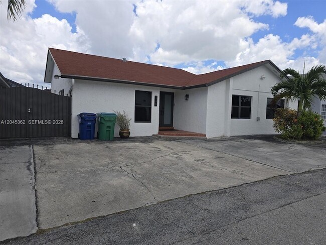 Building Photo - 740 SW 99th Ct