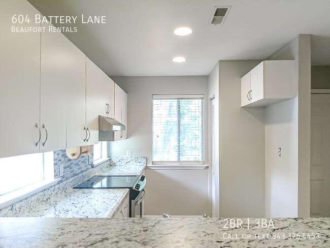 Building Photo - 604 Battery Ln