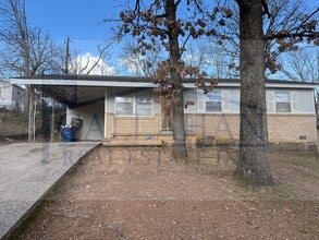 Building Photo - 116 Lindenhurst Dr